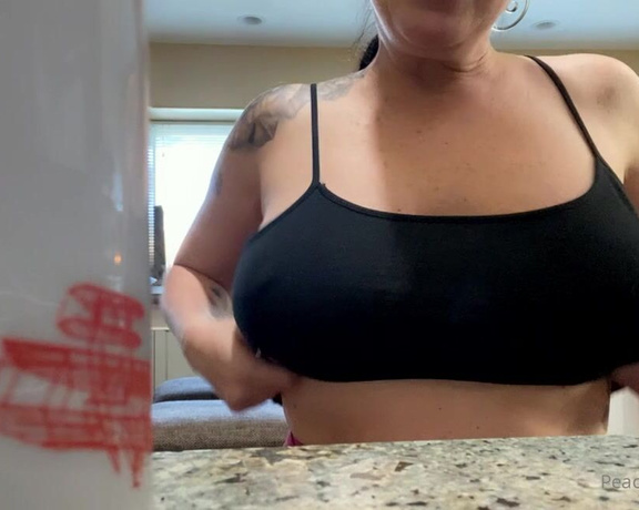 Peachy Queen Amelia aka peachyqueenamelia - 02-12-2022 OnlyFans Video - Its your wake up call Im horny as FFUUUUUUCCKKKKK today but my cousin is here and