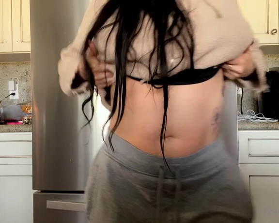 Peachy Queen Amelia aka peachyqueenamelia - 02-20-2022 OnlyFans Video - Good morning Its COLD