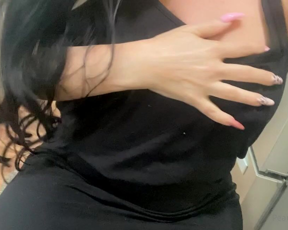 Peachy Queen Amelia aka peachyqueenamelia - 03-27-2022 OnlyFans Video - Do you like my dress