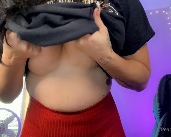 Peachy Queen Amelia aka peachyqueenamelia - 10-13-2022 OnlyFans Video - This is a boob appreciation post_y1ys