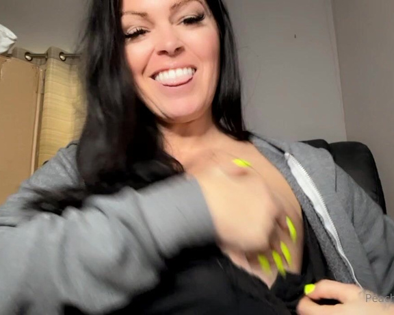 Peachy Queen Amelia aka peachyqueenamelia - 01-02-2023 OnlyFans Video - If I was your girlfriend you would get constant titty videos while youre at work