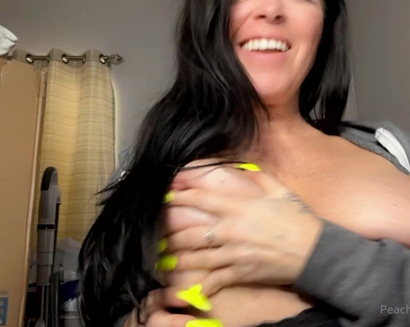 Peachy Queen Amelia aka peachyqueenamelia - 01-02-2023 OnlyFans Video - If I was your girlfriend you would get constant titty videos while youre at work