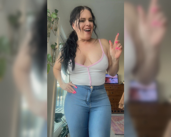 Peachy Queen Amelia aka peachyqueenamelia - 04-25-2024 OnlyFans Video - Teasing my neighbors is one of my favorite past times