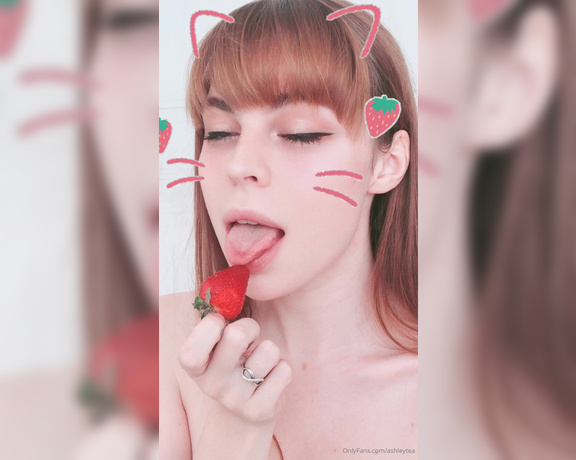 Ashley Tea aka heyashleytea - 04-08-2020 OnlyFans Video - ㆁᴗㆁ what,, isnt this how u eat fruits