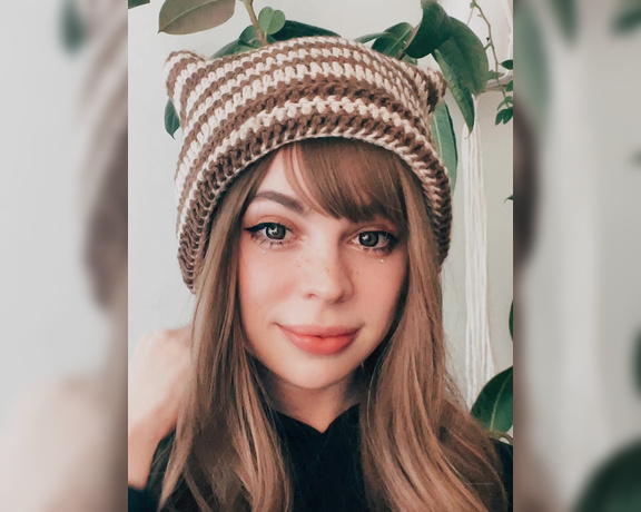 Ashley Tea aka heyashleytea - 01-25-2023 OnlyFans Video - I dont have any new spicy today but I do have this new hat and I