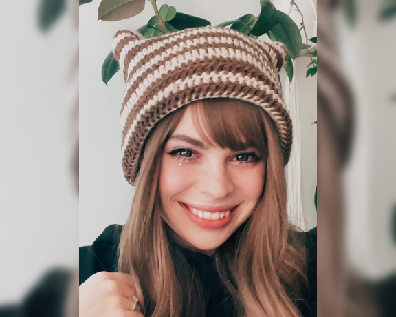 Ashley Tea aka heyashleytea - 01-25-2023 OnlyFans Video - I dont have any new spicy today but I do have this new hat and I