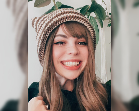 Ashley Tea aka heyashleytea - 01-25-2023 OnlyFans Video - I dont have any new spicy today but I do have this new hat and I