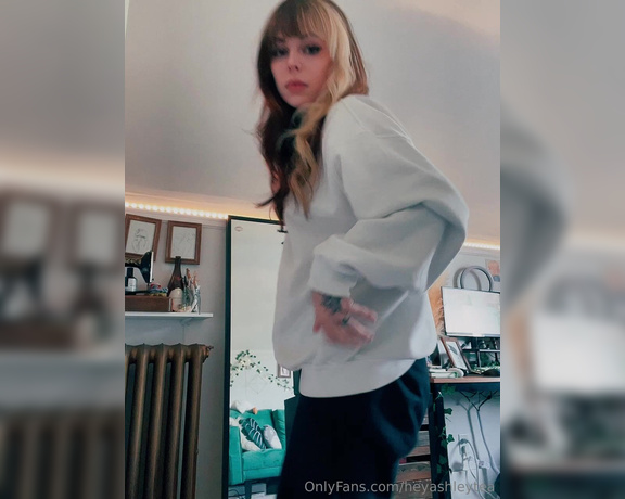 Ashley Tea aka heyashleytea - 01-16-2024 OnlyFans Video - this is not at all how to make actual cash money on onlyfans but IT IS