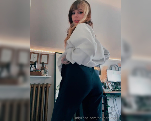 Ashley Tea aka heyashleytea - 01-16-2024 OnlyFans Video - this is not at all how to make actual cash money on onlyfans but IT IS