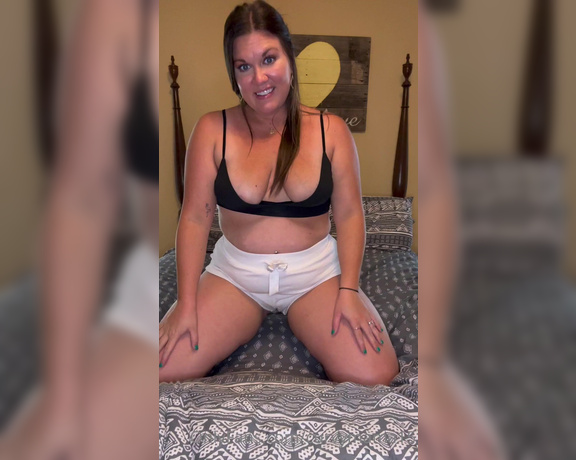 CurvyMama15 aka curvymama15 - 08-07-2023 OnlyFans Video - Happy Monday  just being goofy