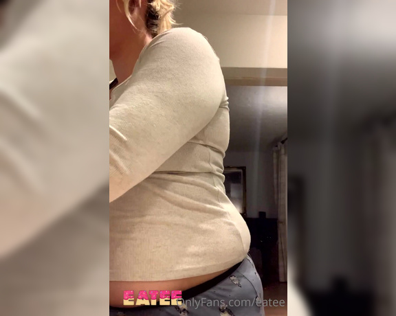 Eatee aka eatee - 12-14-2020 OnlyFans Video - Nigella Lawson eat your heart out  I cant keep this top down over my belly