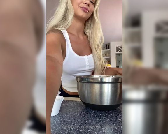 Elsa Jean aka elsadreamjean - 04-07-2020 OnlyFans Video - PIZZA  ANYONE