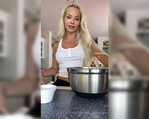 Elsa Jean aka elsadreamjean - 04-07-2020 OnlyFans Video - PIZZA  ANYONE