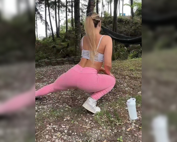 Lina Esmeralda aka linaesmeraldaa - 06-24-2023 OnlyFans Video - Who says that we cant fuck outside I will make you cum un the woods honey