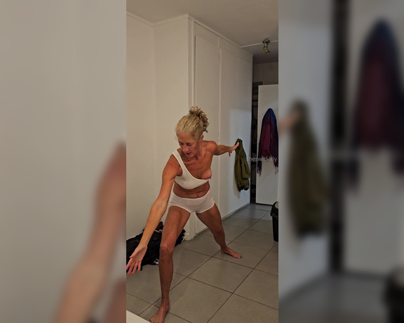 Classy Hot Babe aka sheswitme - 10-08-2024 OnlyFans Video - Nip slip lol oups