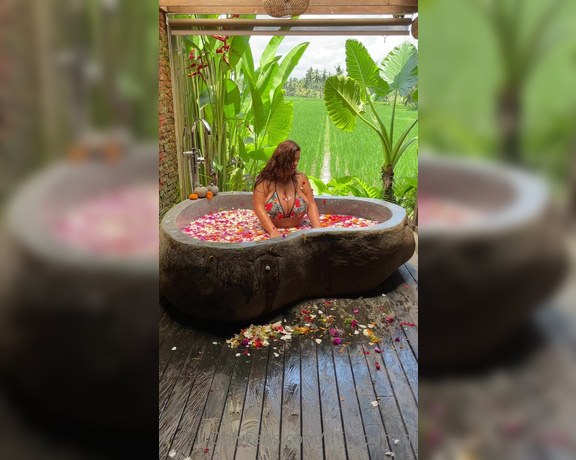 Coco Rains aka cocorains - 02-06-2023 OnlyFans Video - Unlock full video of me seducing you naked in the flower bath if you wanna gift