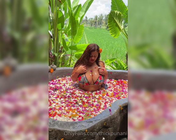 Coco Rains aka cocorains - 02-06-2023 OnlyFans Video - Unlock full video of me seducing you naked in the flower bath if you wanna gift