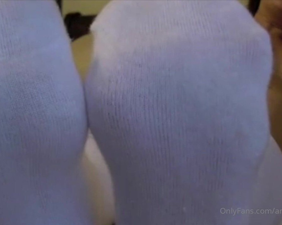 Annabelle Flowers aka annabelleflowers - 09-23-2023 OnlyFans Video - Jerk off on my sweaty socks a masturbation instruction clip from circa 2010