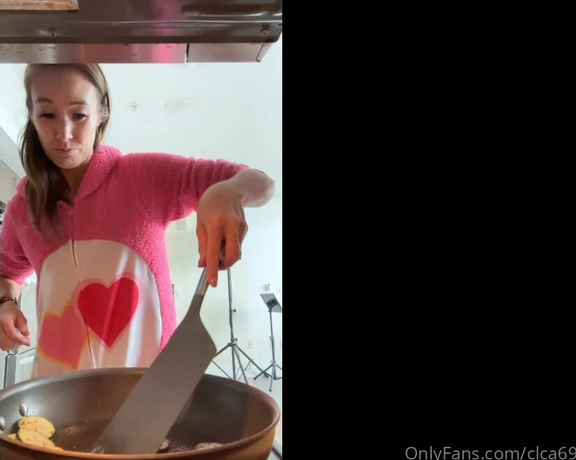 Christy Love aka clca69 - 05-16-2023 OnlyFans Video - Cooking with Christy_ zucchini pizza