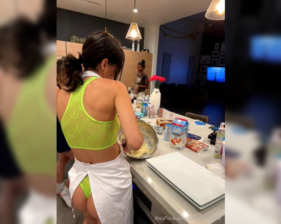 Baddie Lex aka lexythebaddie - 11-13-2021 OnlyFans Video - 3 baddies baking _ icing _ twerk shit and showing off out matching fishnet see thru