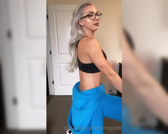 Turtlegirlfit - Goofing off after I made a TikTok in my Cookie Monster Ones ie lol Fu (08.09.2020)