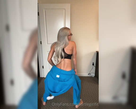 Turtlegirlfit - Goofing off after I made a TikTok in my Cookie Monster Ones ie lol Fu (08.09.2020)