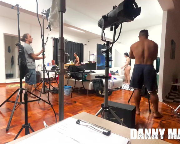 Danny Mancini aka dannymancinixxx - 02-28-2023 OnlyFans Video - MÉNAGE numa pegada diferente com os bastidores com tudo rolando sem montagem de cenário, com o