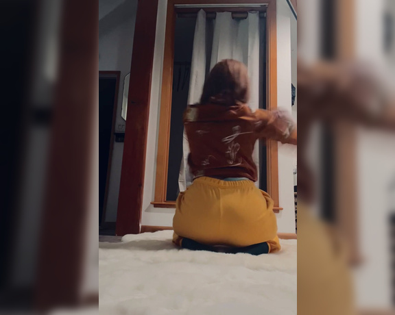 GoAskAlex aka goaskalex - 04-23-2023 OnlyFans Video - I said I was going to post a daily stretch and then I posted ONE and