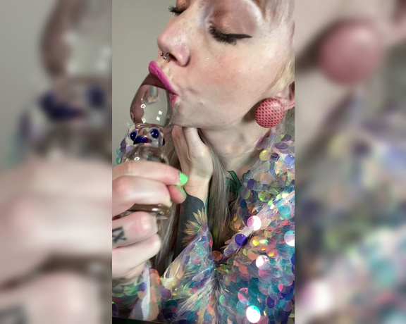 GoAskAlex aka goaskalex - 08-26-2023 OnlyFans Video - Be careful of your teeth when you lick and suck a glass dildo  Dont worry,