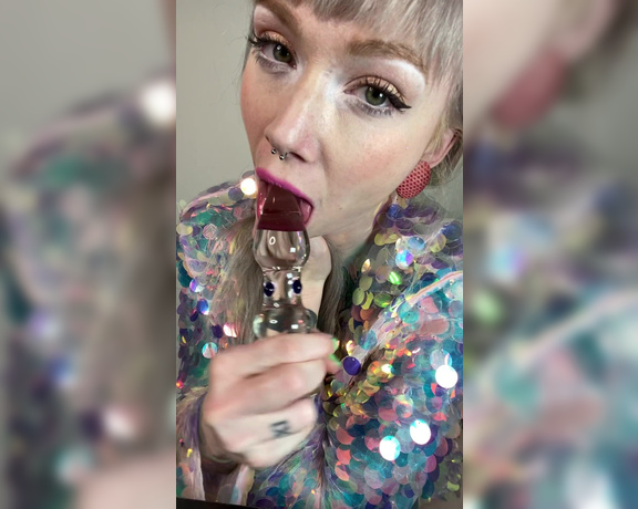 GoAskAlex aka goaskalex - 08-26-2023 OnlyFans Video - Be careful of your teeth when you lick and suck a glass dildo  Dont worry,