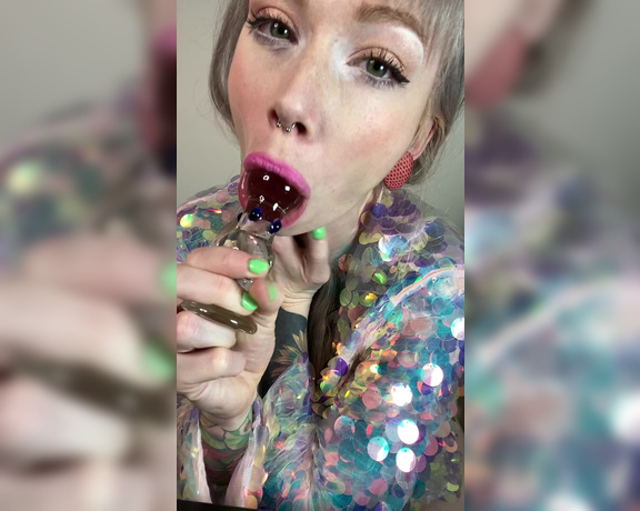 GoAskAlex aka goaskalex - 08-26-2023 OnlyFans Video - Be careful of your teeth when you lick and suck a glass dildo  Dont worry,