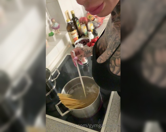 GymGamerGirl aka gymgamergirl - 06-27-2020 OnlyFans Video - Cooking