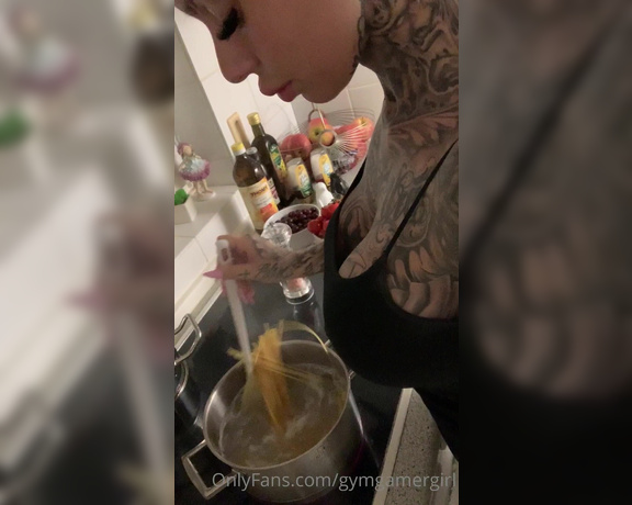 GymGamerGirl aka gymgamergirl - 06-27-2020 OnlyFans Video - Cooking