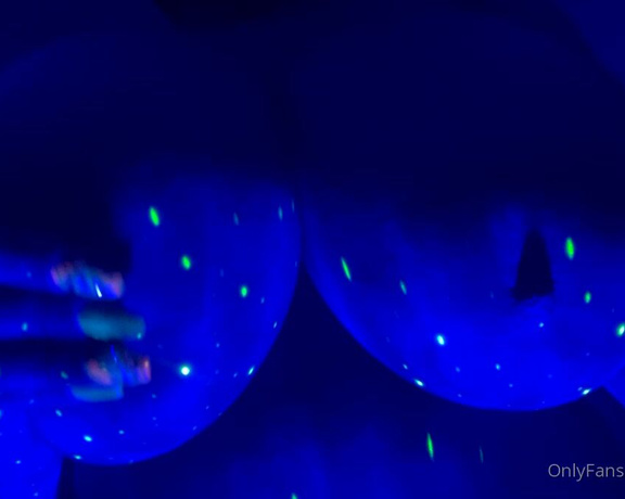 GoldenJans aka goldenjans - 10-09-2022 OnlyFans Video - Made my titties glo