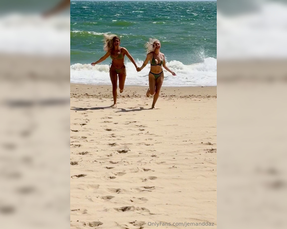 Jem & Daz aka jemanddaz - 08-16-2024 OnlyFans Video - Hoping summer isnt over just yet, still got some beach and boat days planned before September