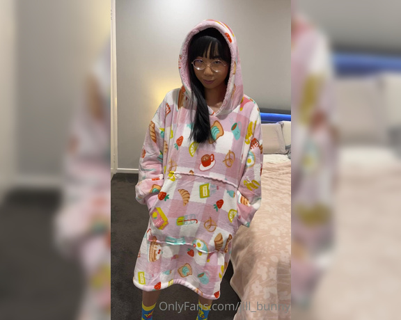 Jill Bunny aka jill_bunny - 07-17-2023 OnlyFans Video - all snug in my blanket hoodie