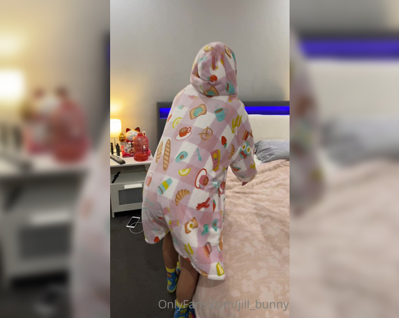 Jill Bunny aka jill_bunny - 07-17-2023 OnlyFans Video - all snug in my blanket hoodie