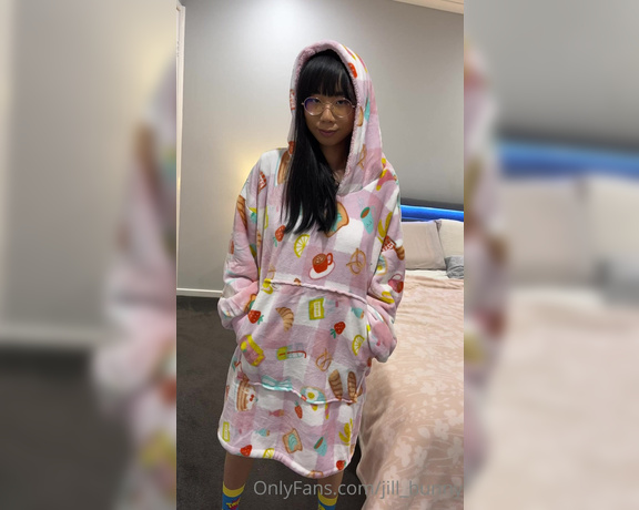 Jill Bunny aka jill_bunny - 07-17-2023 OnlyFans Video - all snug in my blanket hoodie_9aw1