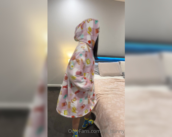 Jill Bunny aka jill_bunny - 07-17-2023 OnlyFans Video - all snug in my blanket hoodie_9aw1