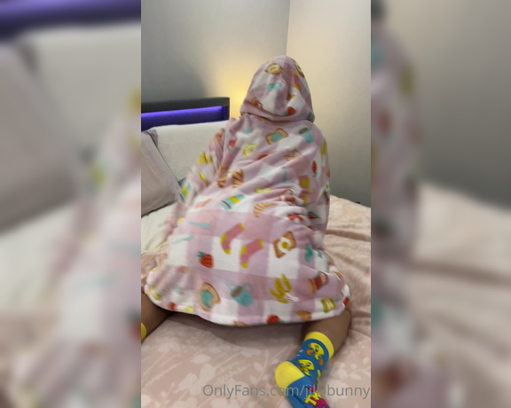 Jill Bunny aka jill_bunny - 07-17-2023 OnlyFans Video - all snug in my blanket hoodie_9aw1