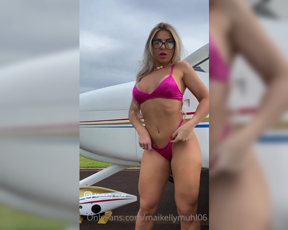 Maikelly Muhl aka maikellymuhl - 12-01-2021 OnlyFans Video - Já pilotou um avião desses