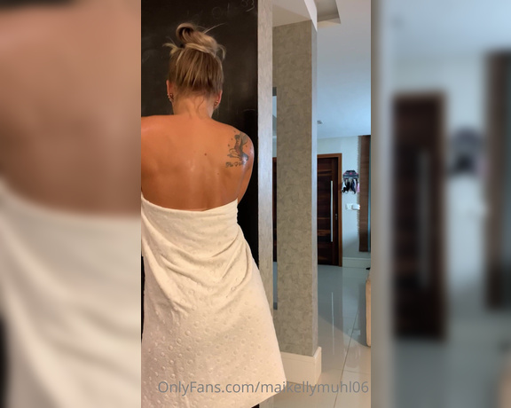 Maikelly Muhl aka maikellymuhl - 05-04-2022 OnlyFans Video - Recebendo entregador