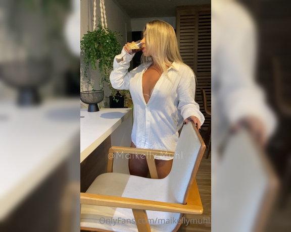 Maikelly Muhl aka maikellymuhl - 06-29-2022 OnlyFans Video - Aceita um café