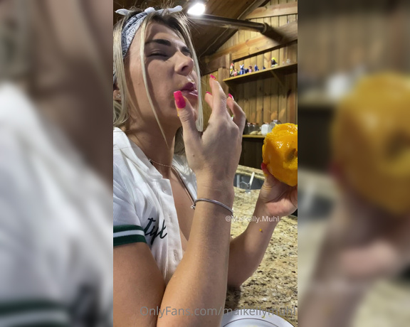 Maikelly Muhl aka maikellymuhl - 10-22-2022 OnlyFans Video - Nada como uma fruta de lanche da tarde