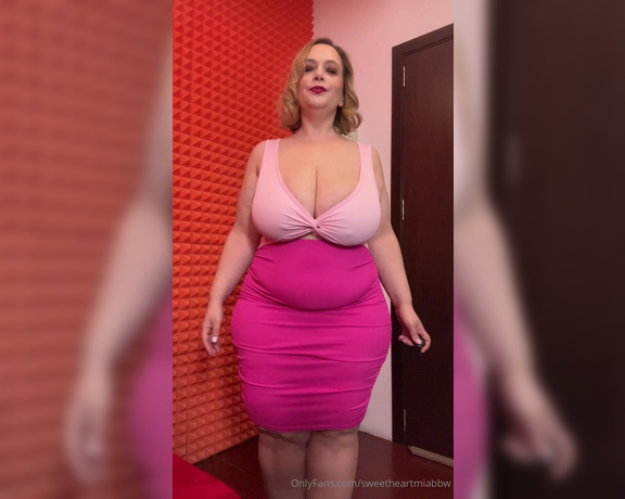 SweetheartMia aka sweetheartmiabbw - 02-02-2024 OnlyFans Video - In which one of these outfits you guys wanna see my next video