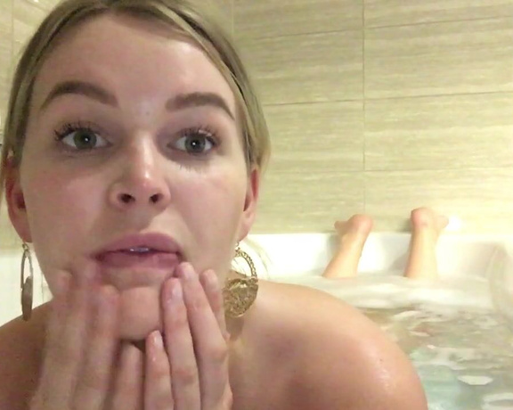 Elle Knox aka elleknox - 06-26-2018 OnlyFans Video - Ask me a question while Im in the bath and Ill do a video answering them