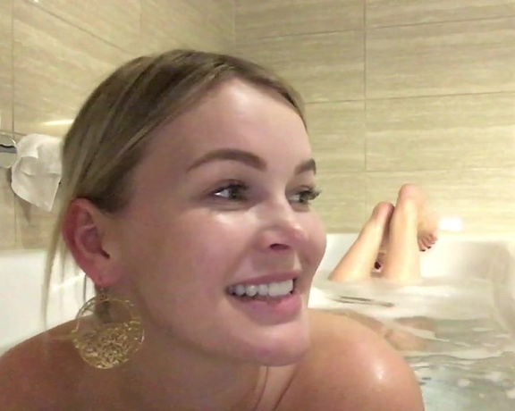 Elle Knox aka elleknox - 06-26-2018 OnlyFans Video - Ask me a question while Im in the bath and Ill do a video answering them