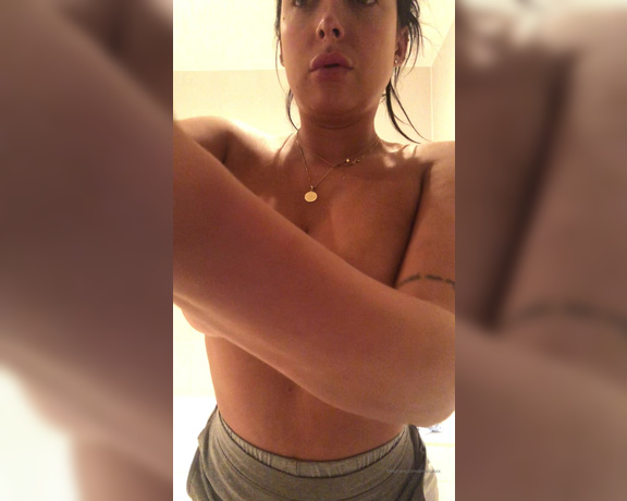 Emilynudess - Creaming up my tits video IY (22.10.2019)