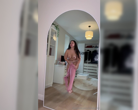 Zina Hadid aka zinahadid - 11-15-2024 OnlyFans Video - Get dressed with me while listening to one of my favorite Xmas songs Btw, is it