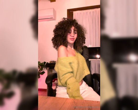 Beatrice Segreti aka beasecrets - 01-19-2024 OnlyFans Video - Solo per darti unidea di cosa cè stasera dallaltra parte dello schermo